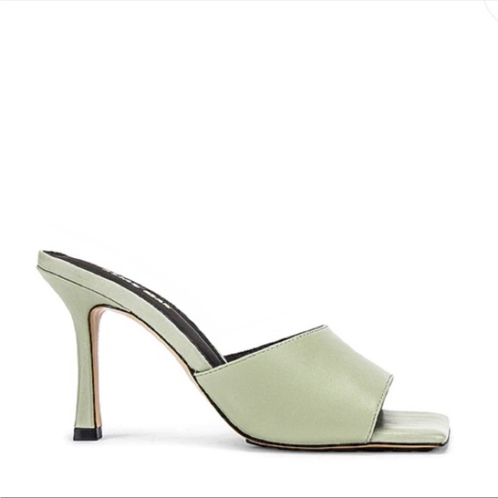 Alias Mae: Green Heels - image 1